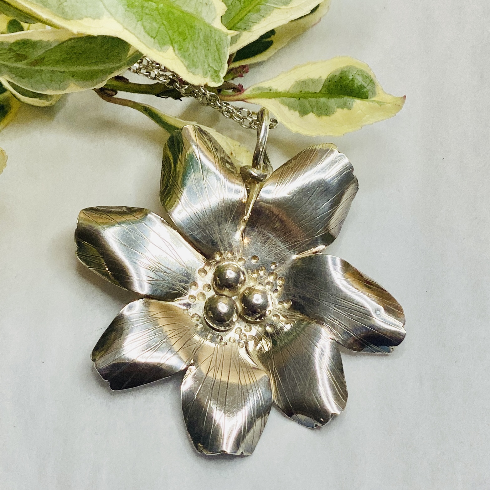 Pendant – Sterling silver daisy large pendant